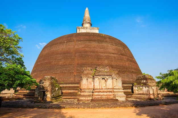 Rankoth Vehera ou Vihara est un stupa ou dagoba, situé dans l'ancienne ville de Polonnaruwa au Sri Lanka