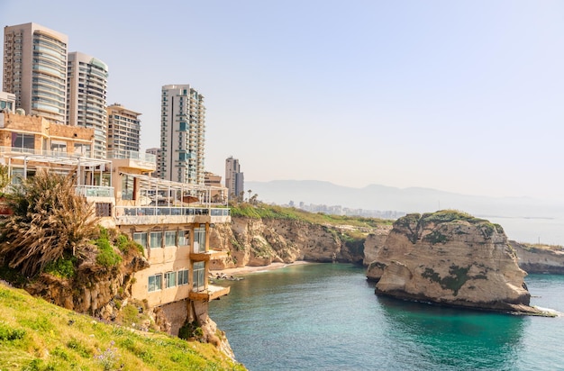Raouche ou rochers de pigeons panorama avec mer et centre ciry en arrière-plan Beyrouth Liban