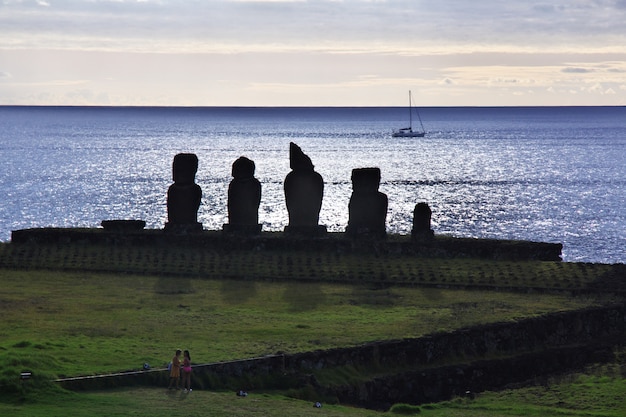 Rapa Nui, coucher de soleil. La statue Moai à Ahu Tahai sur l'île de Pâques, Chili