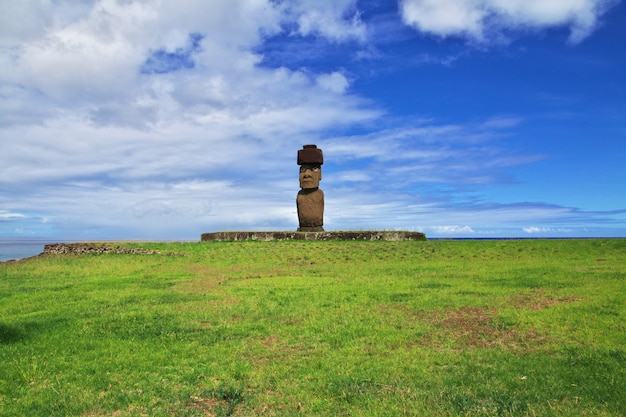 Photo rapa nui. la statue moai à ahu tahai sur l'île de pâques, chili