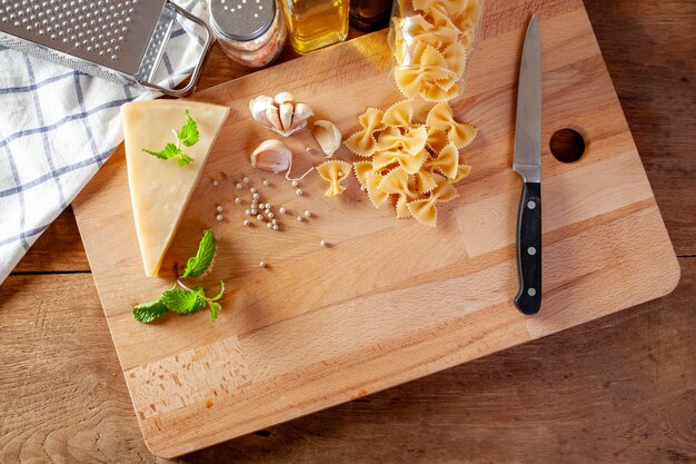 Râpe de fromage parmesan et métal râpé sur une planche de bois