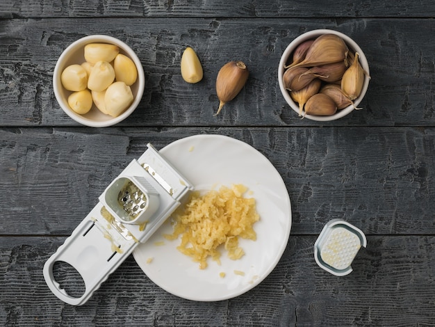 Râpez et l'ail râpé dans un bol sur une table en bois. Une épice populaire pour la cuisine.