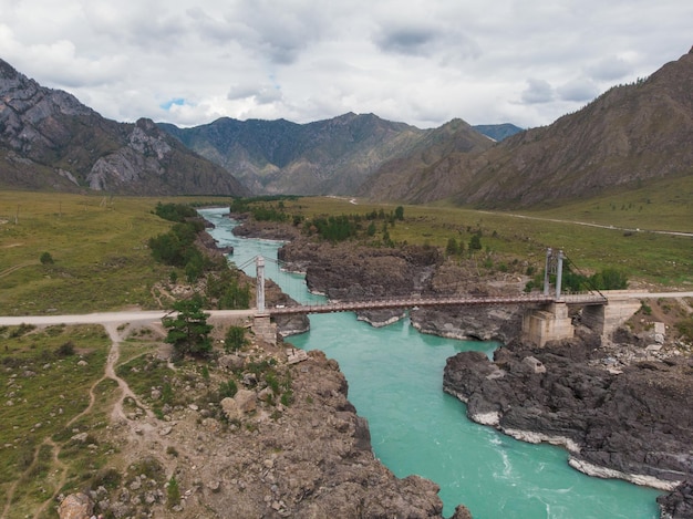 Les rapides de la rivière katun en été au pont oroctoy dans la république de l'altaï russie montagnes de l'altaï