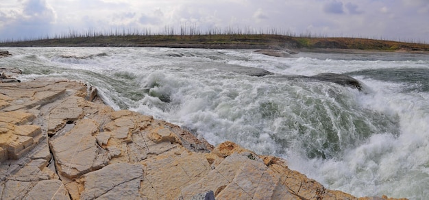 Rapides rocheux sur une rivière du Nord