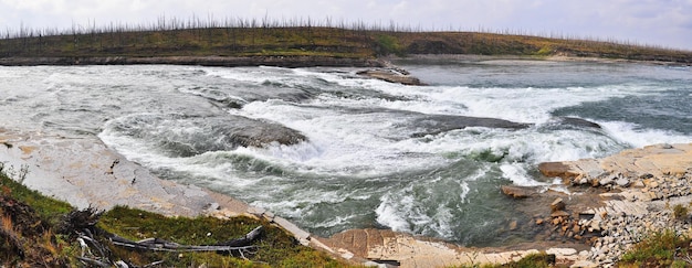 Rapides rocheux sur une rivière du Nord