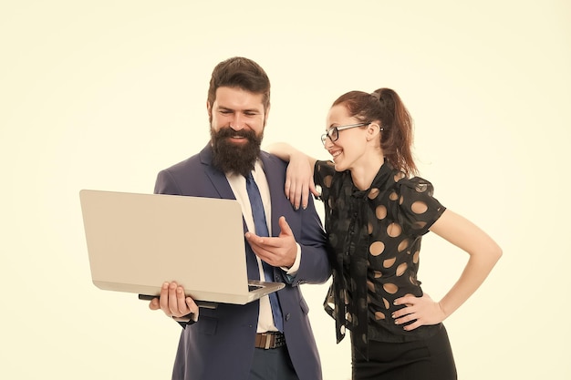 Rapport financier Indicateurs financiers Couple travaillant à l'aide d'un ordinateur portable Une femme d'affaires vérifie ce qui est fait La patronne est satisfaite des indicateurs de l'entreprise Le directeur montre le résultat Rapport du résultat de l'entreprise