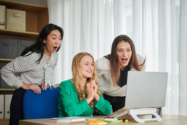 Rapport de lecture de femmes d'affaires étonnées