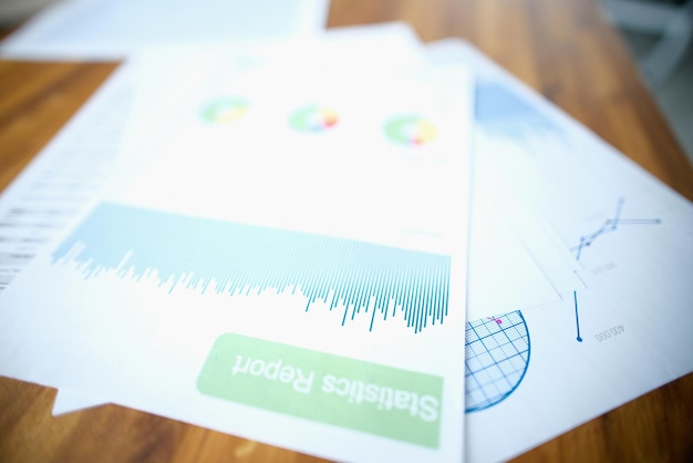 Un rapport statistique avec un diagramme se trouve sur la table