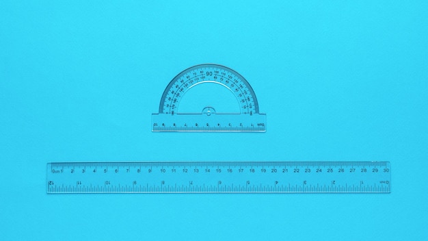 Rapporteur transparent et règle transparente sur fond bleu