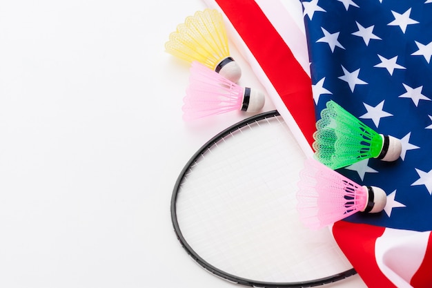 Raquette de badminton et volants sur le drapeau national des États-Unis