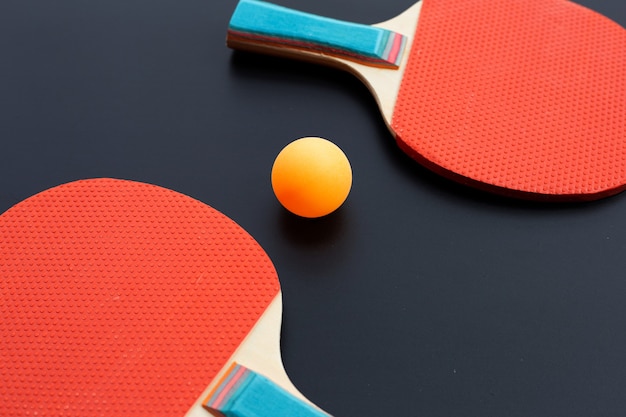 Raquette et balle d'équipement de tennis de table. Sport pour le concept de santé