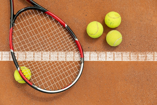 Raquette et balles de tennis sur le terrain