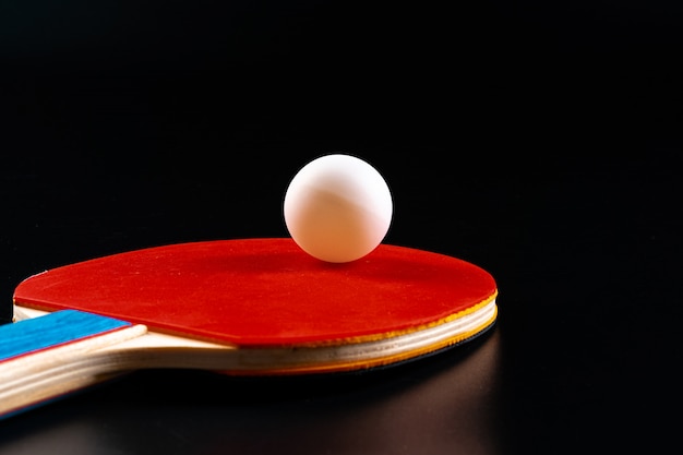 Raquette de ping-pong rouge. Équipement sportif