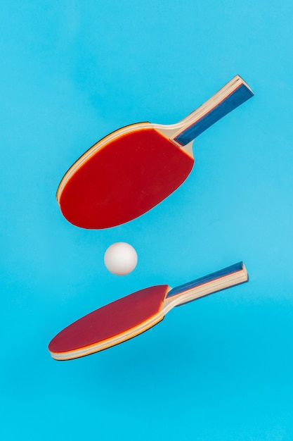 Raquette de ping-pong rouge sur une surface bleue