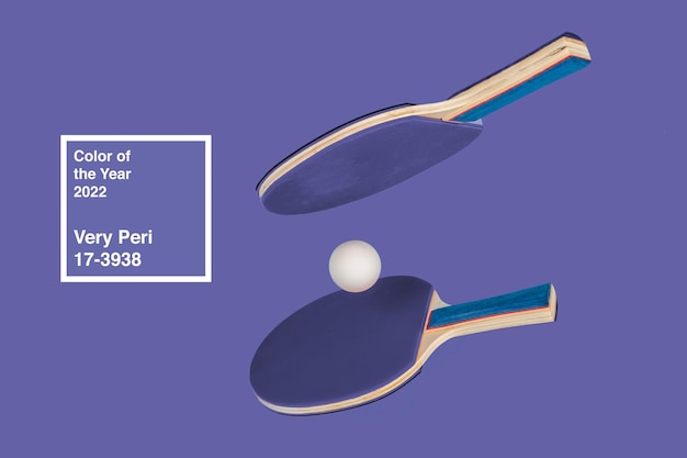Raquette de ping-pong violette sur fond violet