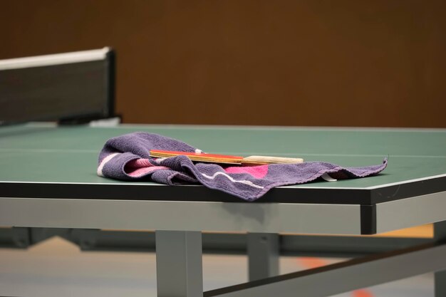 Photo raquette sur serviette à la table de tennis de table