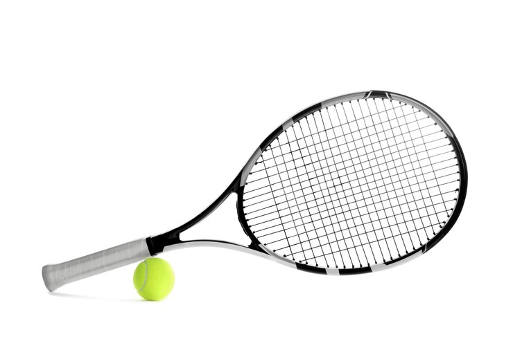 Photo raquette de tennis et balle sur fond blanc équipement de sport