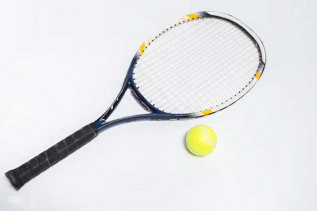Photo raquette de tennis et balle.