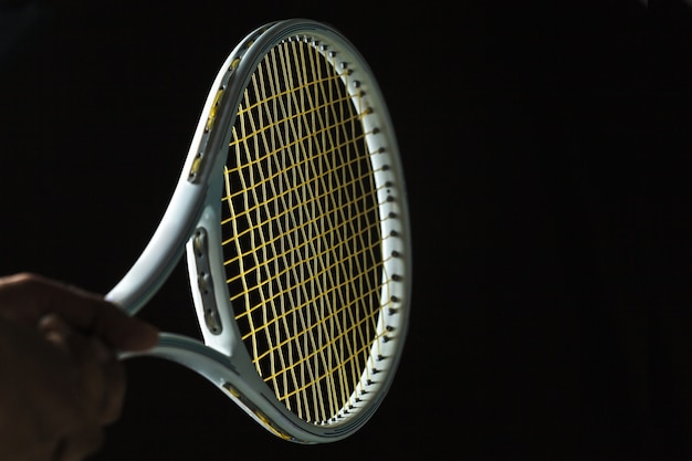 Raquette de tennis sur fond noir