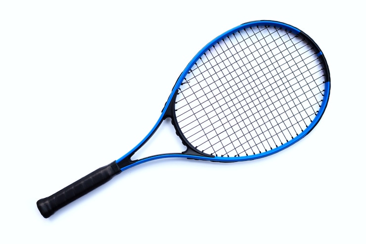 Photo raquette de tennis isolée sur surface blanche