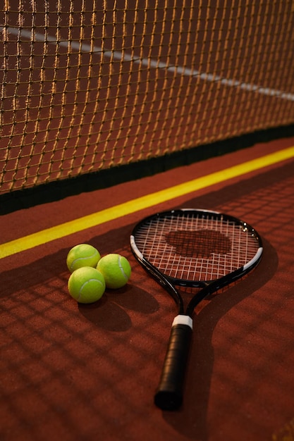 Raquette de tension Wellstring sur un court de tennis