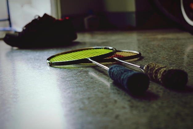 Des raquettes de badminton sur le sol à la maison