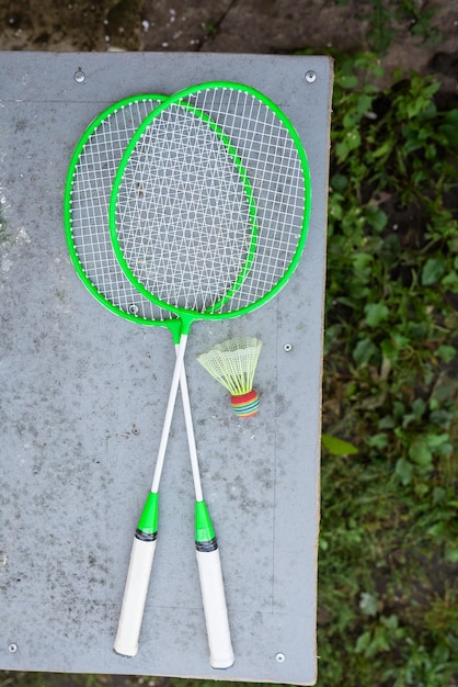 Raquettes De Badminton Vertes Sur La Table Sports De Plein Air Loisirs Actifs Vue D'en Haut équipements Sportifs