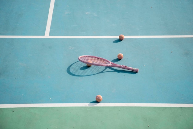 Raquettes et balles de tennis
