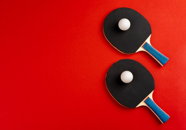 Raquettes de ping-pong noir sur fond rouge