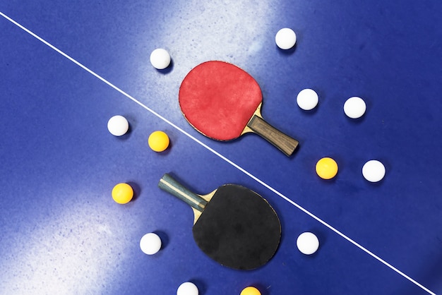 Raquettes sur une table de ping pong