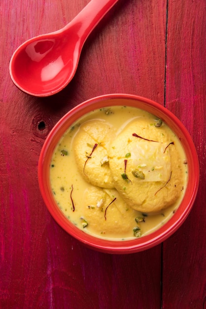 Ras malai ou rossomalai est un dessert du Bengale, en Inde. C'est un gâteau au fromage riche sans croûte, avec des garnitures au safran ou au kesar et à la pistache. Servi dans un bol sur fond en bois ou coloré