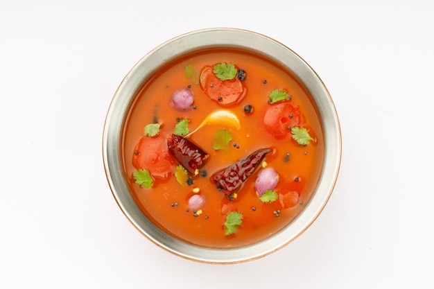 Rasam indiens du sud élément principal du repas une soupe de légumes qui est une soupe aigre-douce très épicée