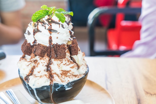 raser la glace avec des brownies au chocolat