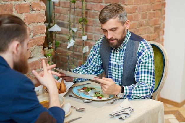 Rassemblement d'amis au restaurant