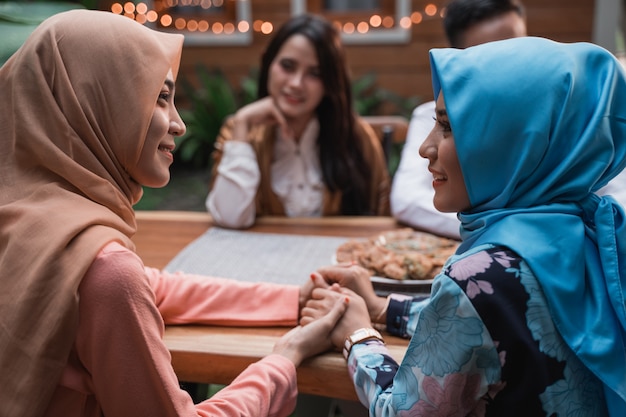 Rassemblement d'amis profiter du repas iftar