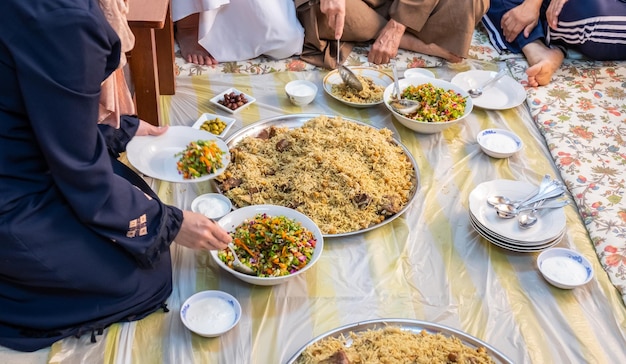 Rassemblement familial musulman pour l'iftar au ramadan