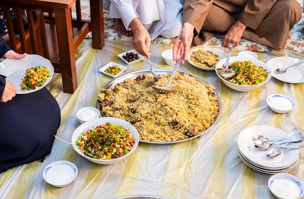 Rassemblement familial musulman pour l'iftar au ramadan