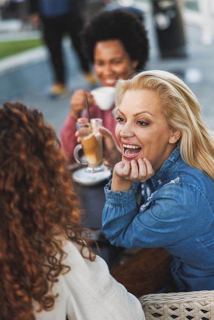 Photo un rassemblement de femmes qui rient et discutent