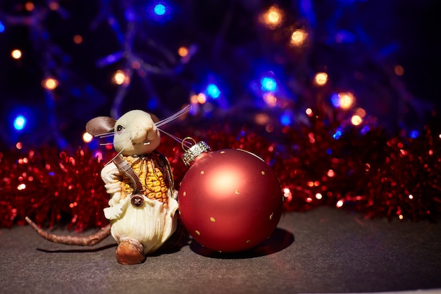 Le rat est le symbole de 2020 avec les boules de Noël du nouvel an.