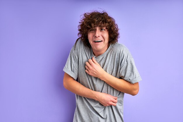 Un rat gris curieux rampant sur les épaules d'un homme, un gars effrayé et effrayé est sous le choc