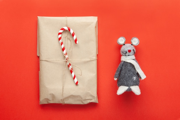 Rat jouet gris, symbole de 2020 sur le calendrier chinois et cadeau de Noël emballé dans du papier kraft