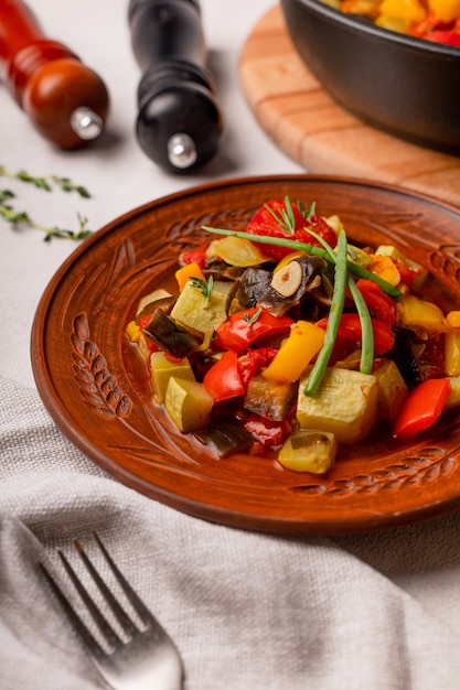 Ratatouille chaude sur une assiette