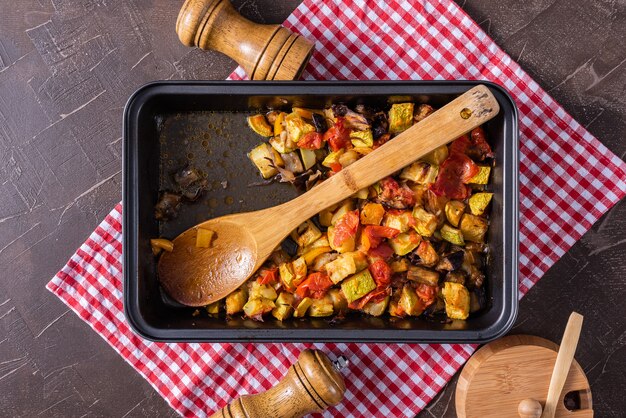 Photo ratatouille en forme de cuisson sur un fond sombre.