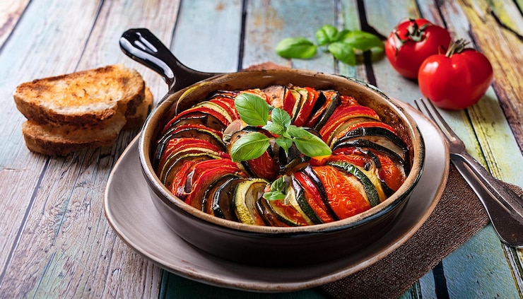 Photo ratatouille française colorée avec des courgettes et des légumes tranchés en tranches minces