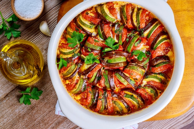 Ratatouille de légumes cuits au fromage mozzarella dans une poêle blanche