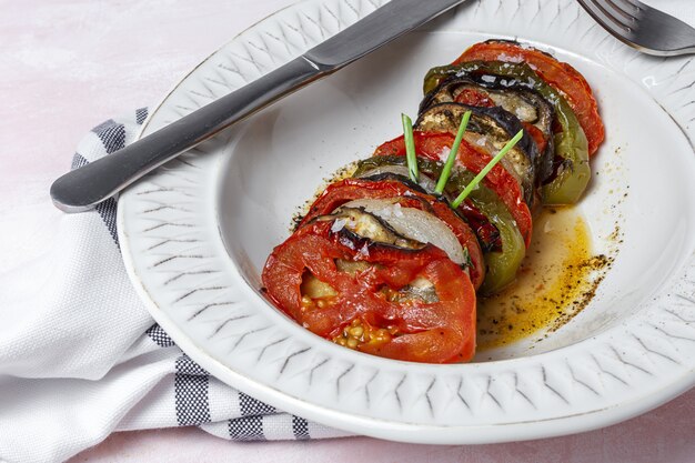 Ratatouille maison. Ragoût traditionnel français de légumes d'été