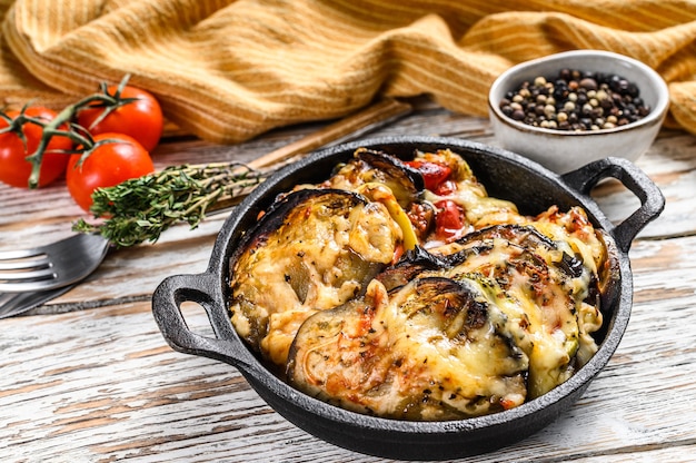 Ratatouille, plat de légumes maison. La nourriture végétarienne. Surface en bois. Vue de dessus.