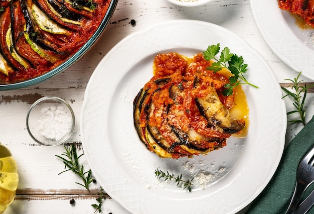 Photo ratatouille, plat de légumes traditionnel français dans une assiette blanche