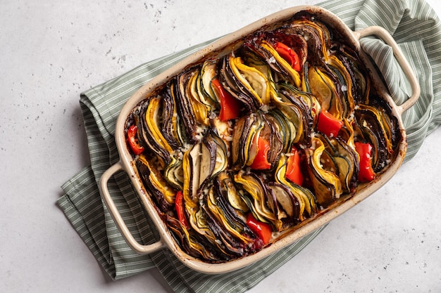 Ratatouille plat traditionnel français de légumes d'été cuits au four