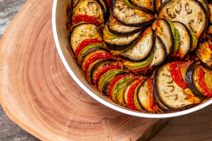 Photo ratatouille tradition française plat en bois et en marbre arrière-plan